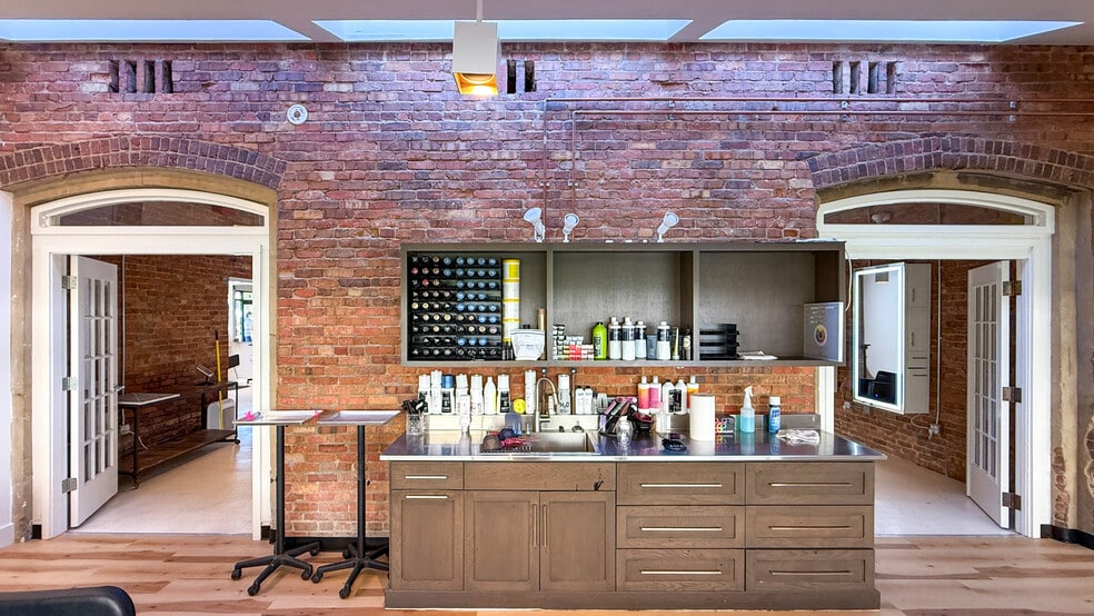 More Photos Of 15 W Main St, Pensacola Office For Sale