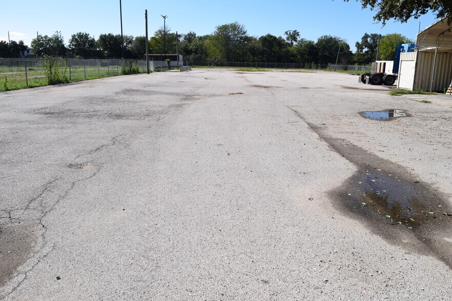 More Photos Of 12115 West Dr, Cypress Land For Lease