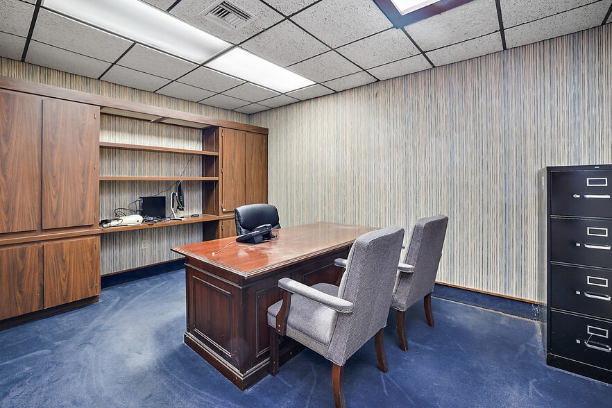 More Photos Of 400 Webster St, Leesburg Office For Lease