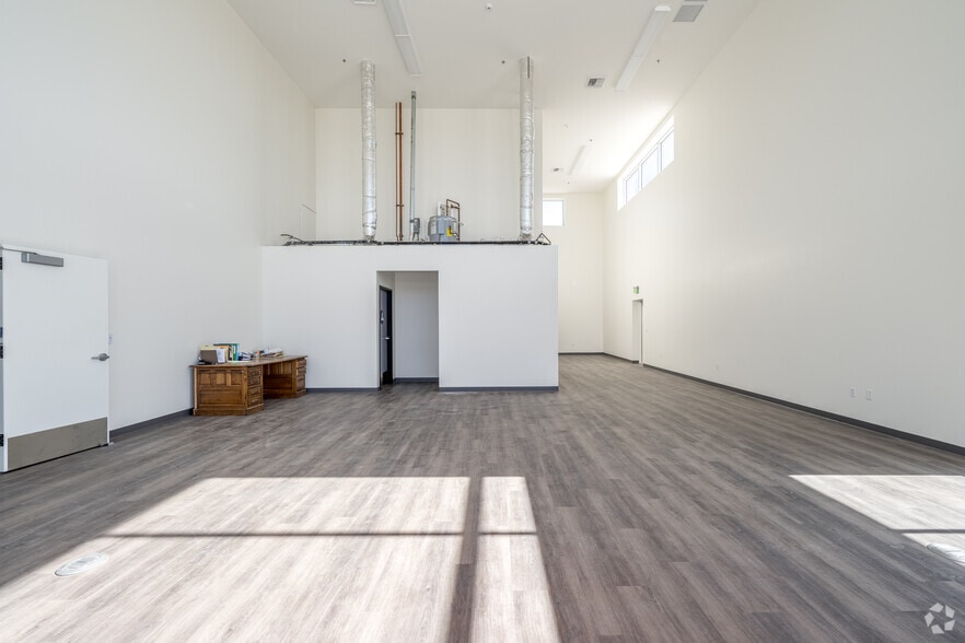 More Photos Of 19472 Cajon Blvd, San Bernardino Distribution For Lease