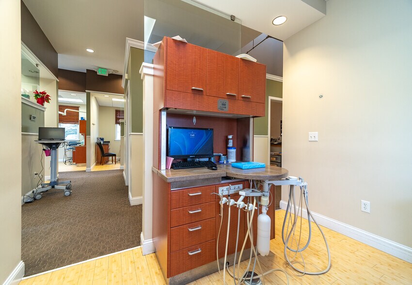 More Photos Of 30 Country Squire Dr, Cromwell Medical For Sale