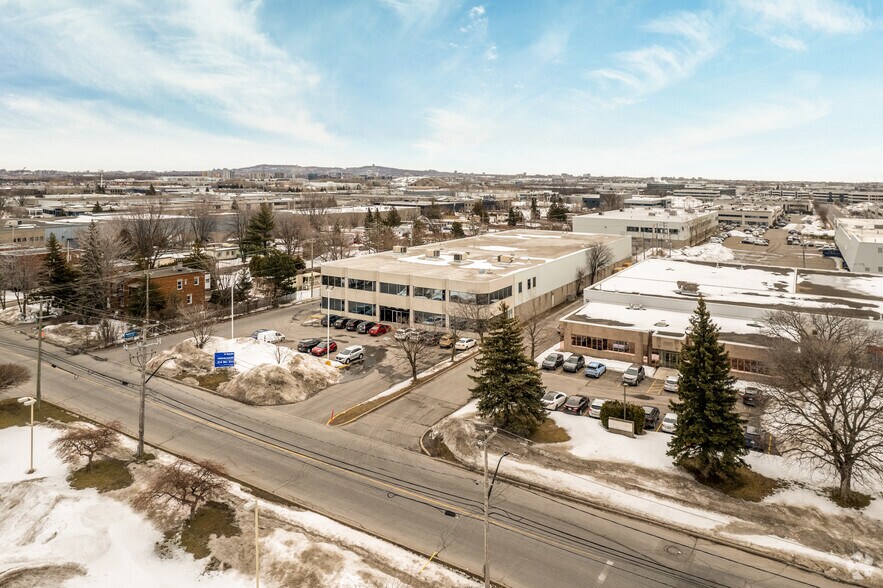 More Photos Of 4848-4868 Ch Bois-Franc, Montréal Flex For Lease
