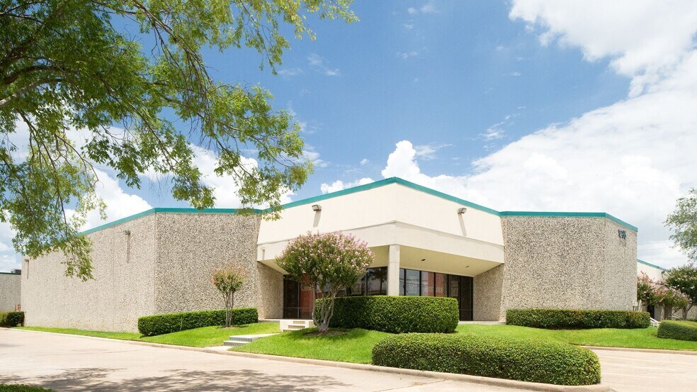 More Photos Of 4444-4464 W 12th St, Houston Unknown For Lease