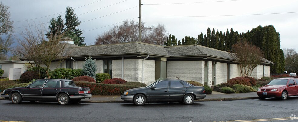 More Photos Of 2475-2479 Oakmont Way, Eugene Medical For Lease