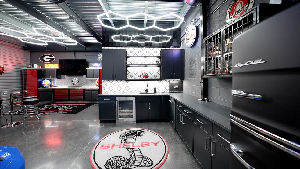 More Photos Of 105 Depot Dr, Belgrade Showroom For Lease