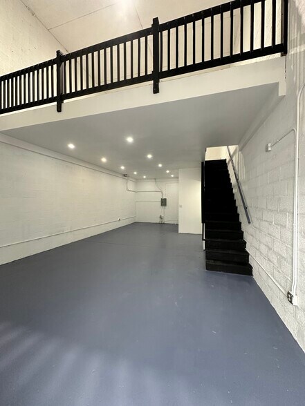 More Photos Of 964 Service St, West Palm Beach Warehouse For Lease
