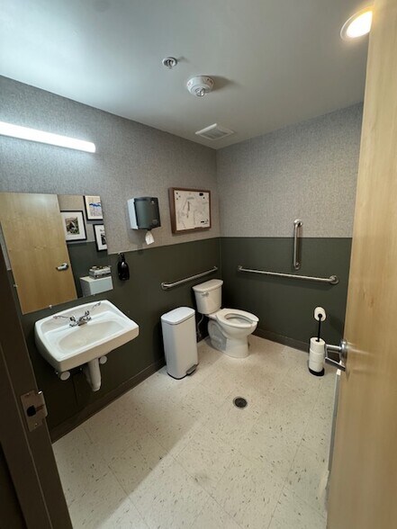 More Photos Of 4554 Forestdale Dr, Park City Showroom For Lease