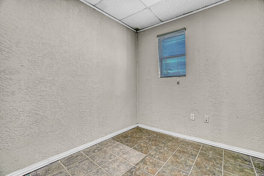 More Photos Of 1222 NW Cache Rd, Lawton Office For Sale