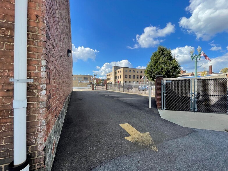 More Photos Of 530 Walnut Ave NE, Canton Storefront Retail Office For Sale