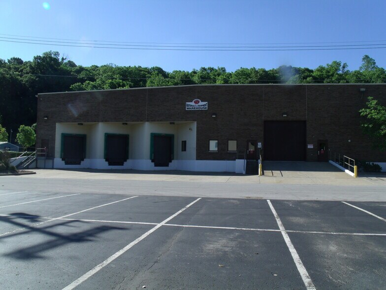 More Photos Of 411 Holmes St, Frankfort Light Distribution For Sale