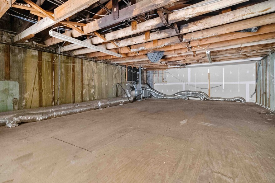 More Photos Of 38 Sycamore St, Jefferson Office For Sale