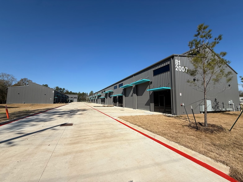 More Photos Of 2007 Airport Rd, Conroe Unknown For Lease