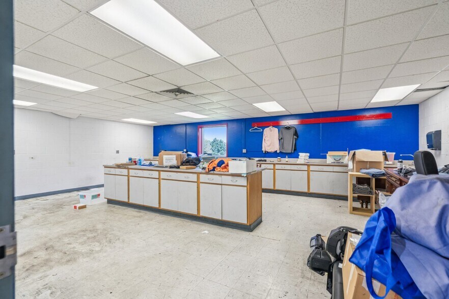 More Photos Of 701 Technology Pl, Waverly Manufacturing For Lease