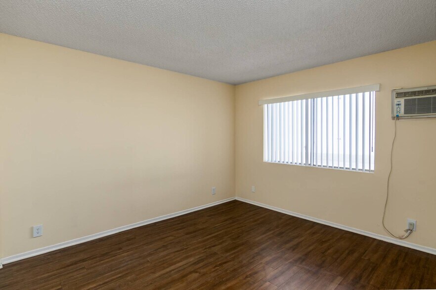 More Photos Of 8523 Etiwanda Ave, Northridge Apartments For Sale