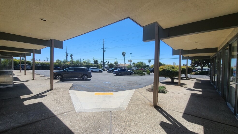 More Photos Of 1350 N Towne Ave, Claremont Unknown For Lease