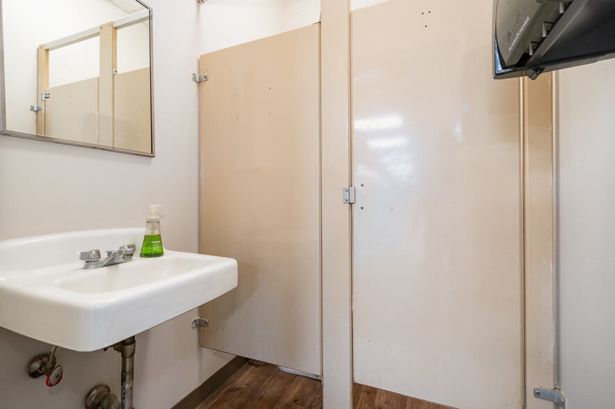 More Photos Of 3718 Old Battleground Rd, Greensboro Flex For Sale