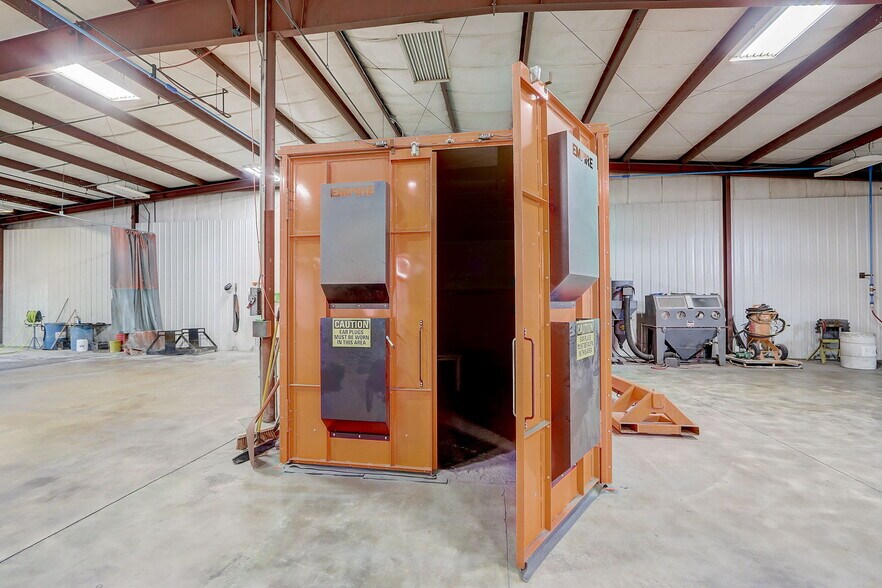 More Photos Of 860 N Parkway St, Jefferson Warehouse For Sale