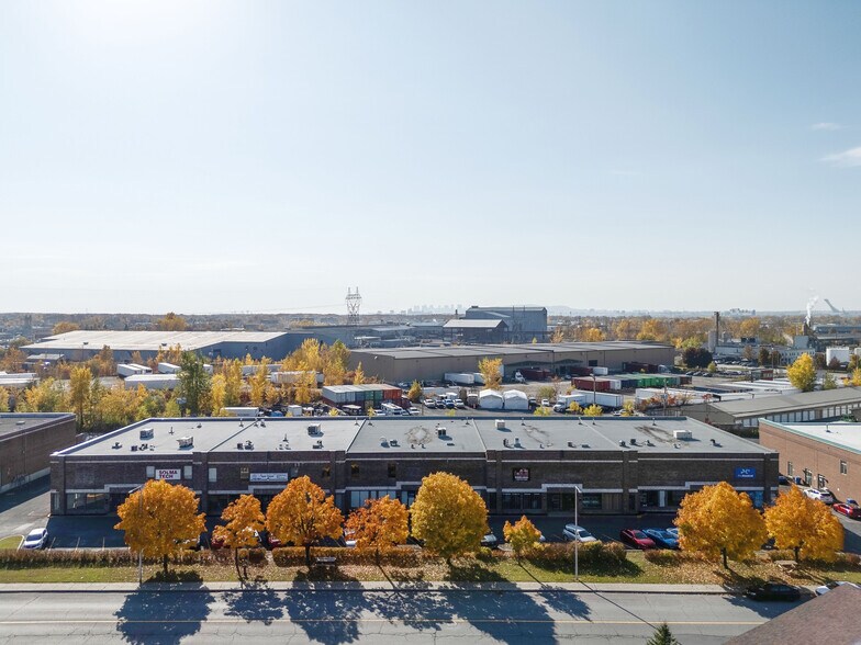 Primary Photo Of 908-926 Rue Jean-Neveu, Longueuil Warehouse For Lease