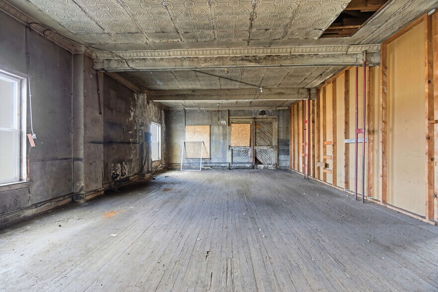 More Photos Of 15 W 1st St S, Fulton Freestanding For Sale