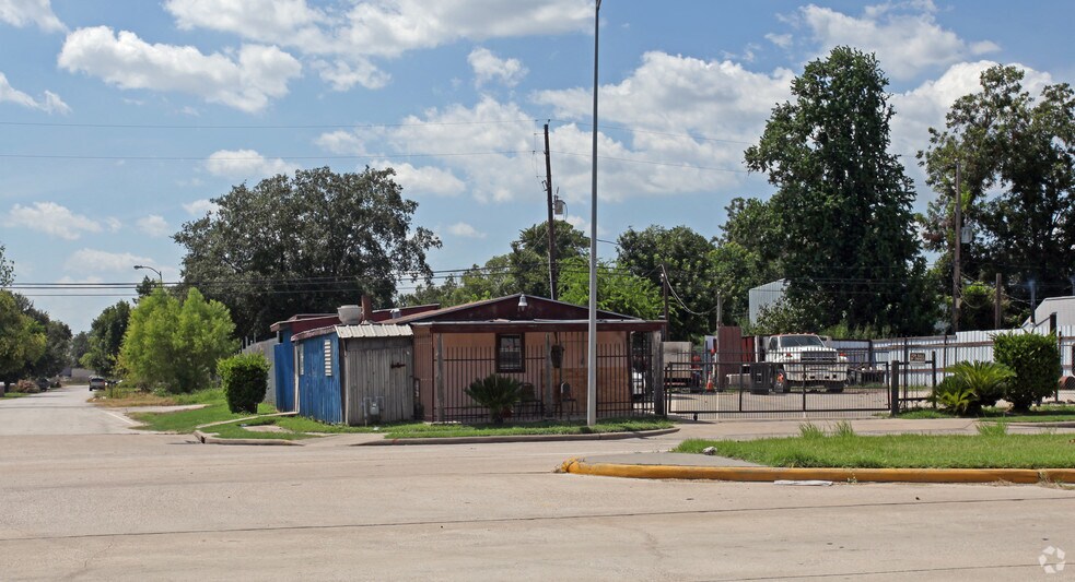 More Photos Of 5527 Gessner Rd, Houston Storefront For Lease