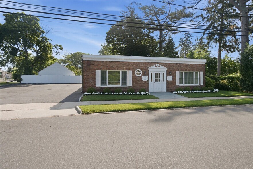 More Photos Of 33 Candee Ave, Sayville Medical For Lease