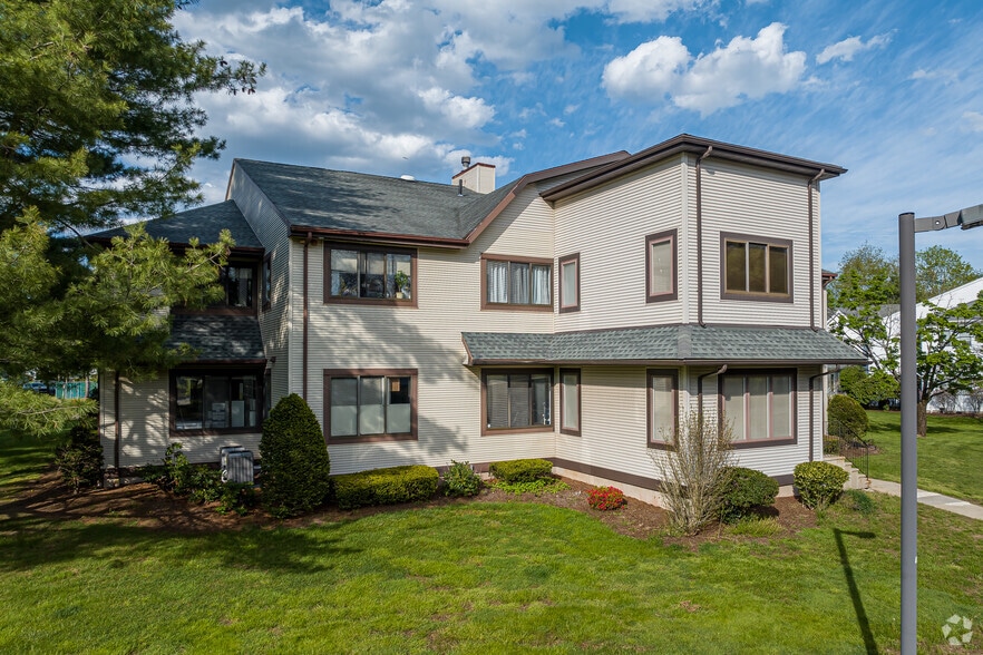 More Photos Of 2 Forest Park Dr, Farmington Medical For Lease