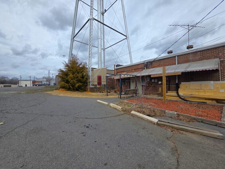 More Photos Of 206 E Main St, Rockwell Storefront Retail Office For Lease