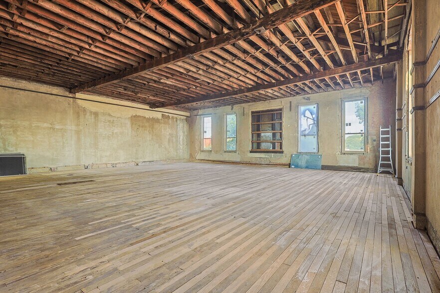 More Photos Of 125 S Waco St, Hillsboro Office For Sale