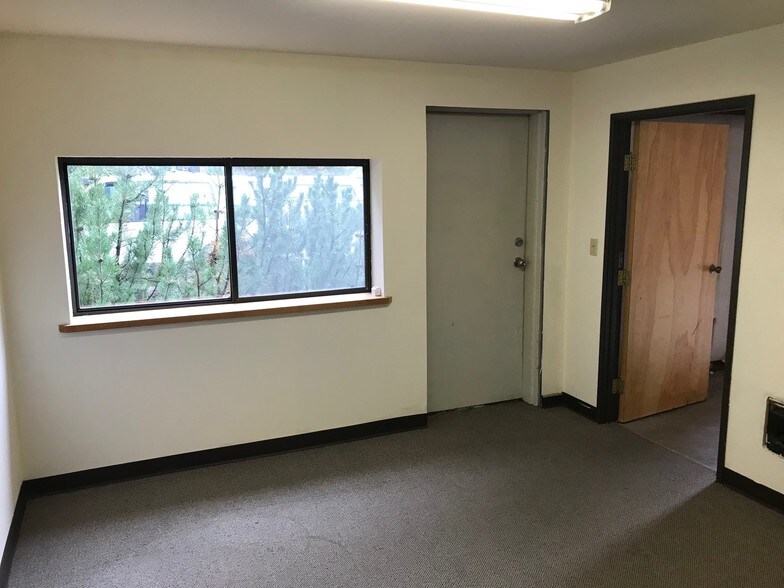More Photos Of 45 SE Bridgeford Blvd, Bend Warehouse For Lease