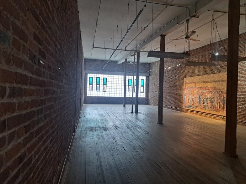 More Photos Of 1319 Washington Ave, Saint Louis General Retail For Sale