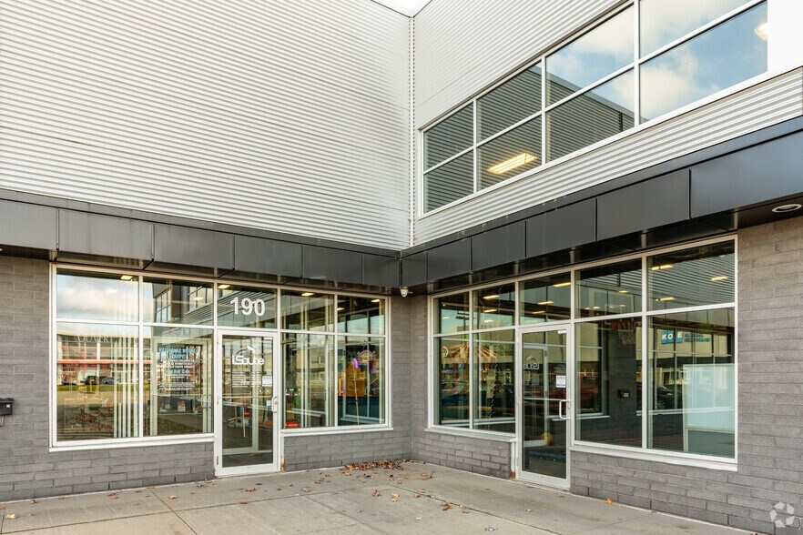 More Photos Of 185 Rue Fortin, Québec Distribution For Lease