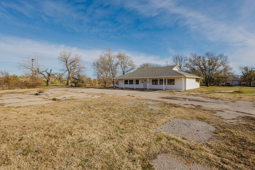 More Photos Of 5110 S Hydraulic St, Wichita Freestanding For Sale