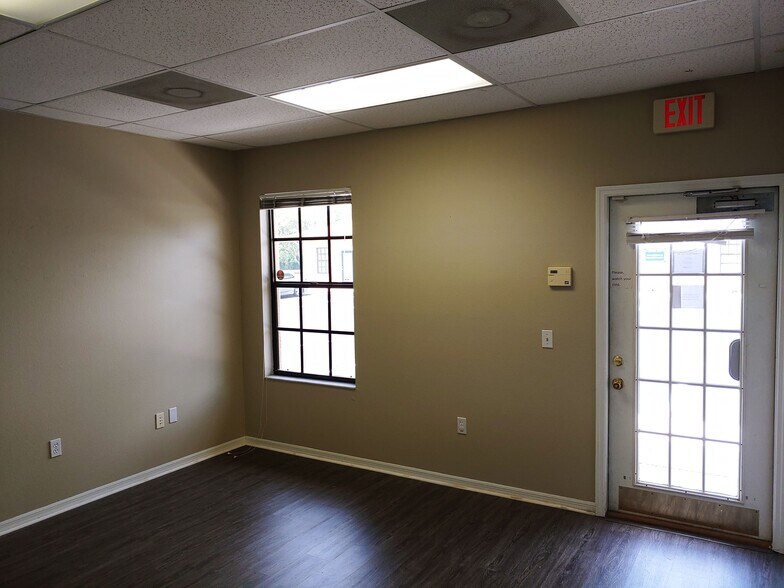 More Photos Of 8909 Regents Park Dr, Tampa Office Residential For Lease