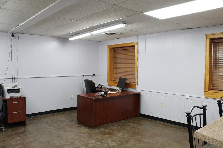 More Photos Of 541 W 90th St, Bloomington Showroom For Sale