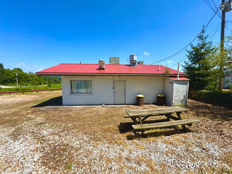 More Photos Of 19510 Leatherwood Rd, Salesville Freestanding For Sale