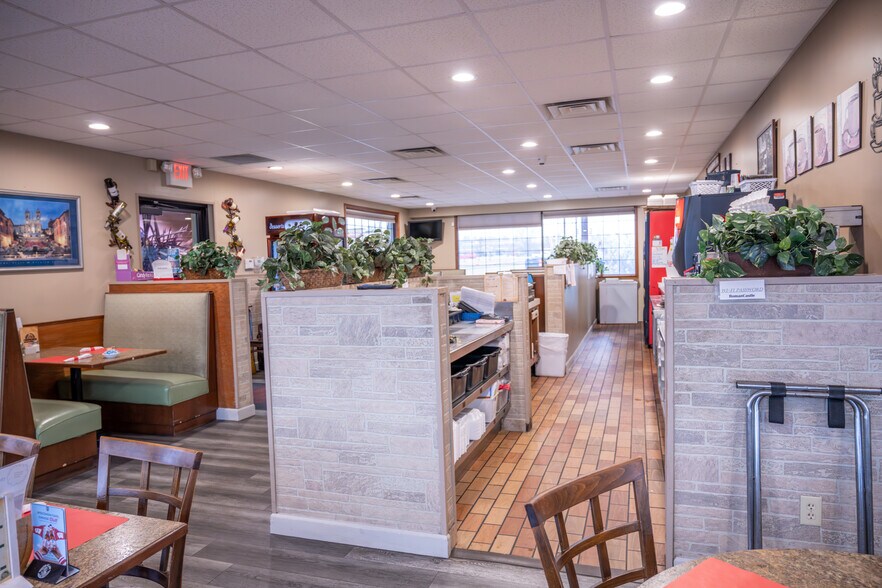 More Photos Of 532 Gateway Ave, Mauston Restaurant For Sale