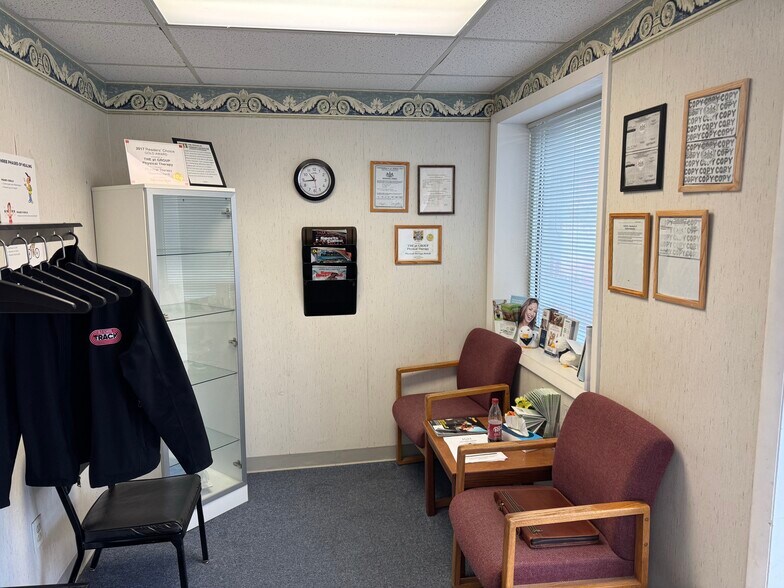 More Photos Of 3014 Leechburg Rd, New Kensington Office For Lease