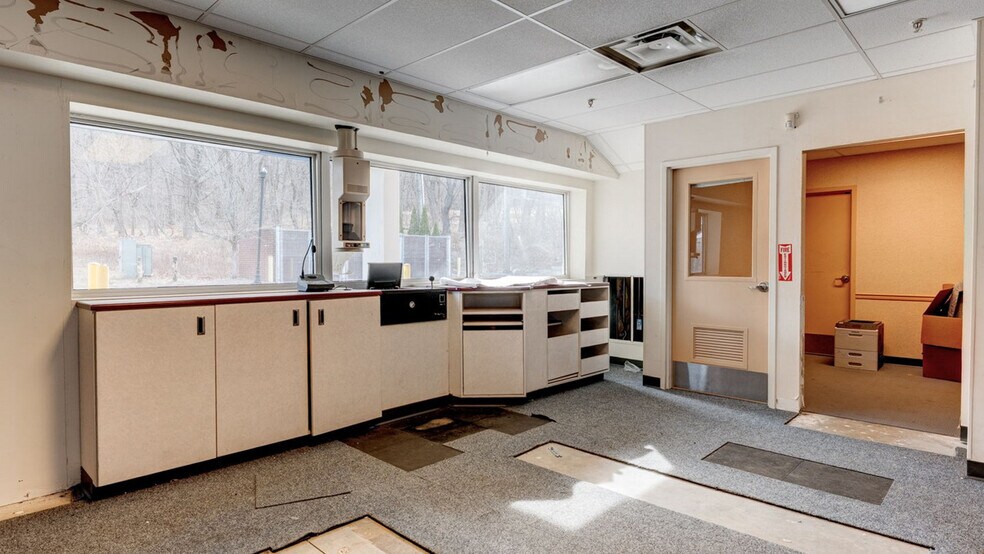 More Photos Of 85 Middletown Ave, North Haven Drugstore For Sale