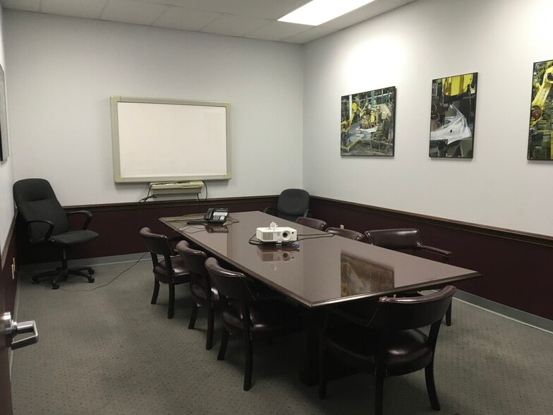 More Photos Of 1092-1112 N Meridian Rd, Youngstown Showroom For Lease