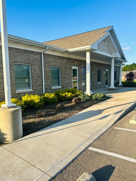 More Photos Of 206 W Main St, New London Medical For Lease