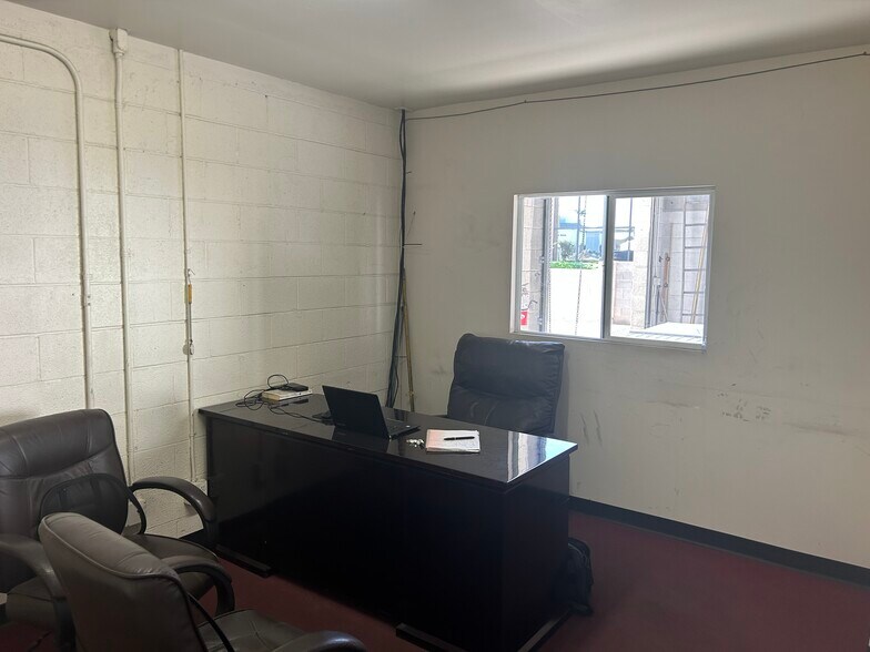 More Photos Of 5611-5617 S Valley View Blvd, Las Vegas Distribution For Lease