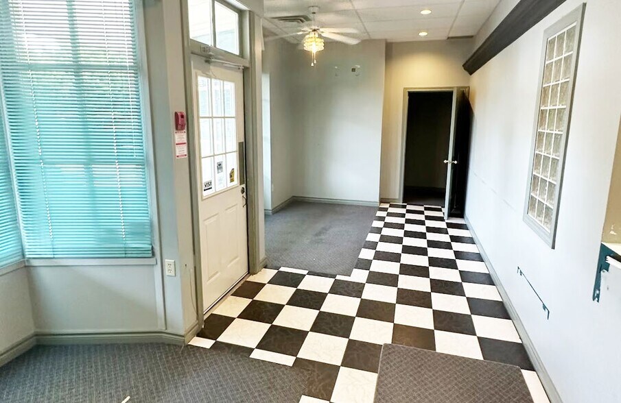 More Photos Of 258 Killaly St W, Port Colborne Storefront For Lease