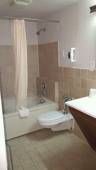 More Photos Of 7711 US Highway 641 N, Gilbertsville Hotel For Sale