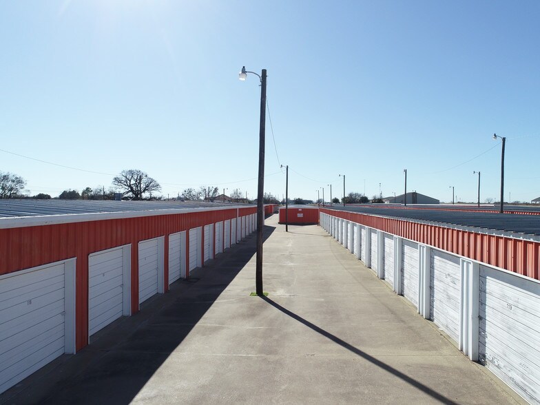 More Photos Of 2102 S 3rd St, Mabank Self Storage For Sale