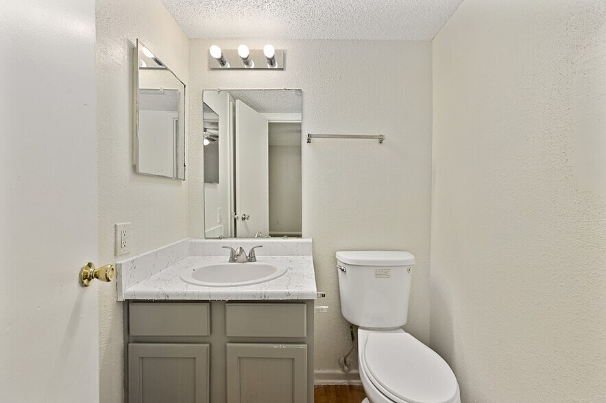 More Photos Of 1101 Rutland Dr, Austin Apartments For Sale