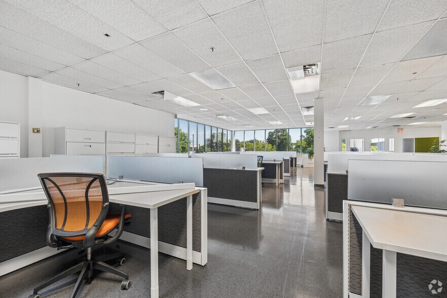 More Photos Of 4600-4612 Chemin Du Bois-Franc, Saint-Laurent Warehouse For Lease