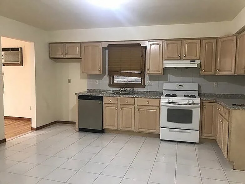 More Photos Of 260-262 Broadway, Bayonne Showroom For Sale