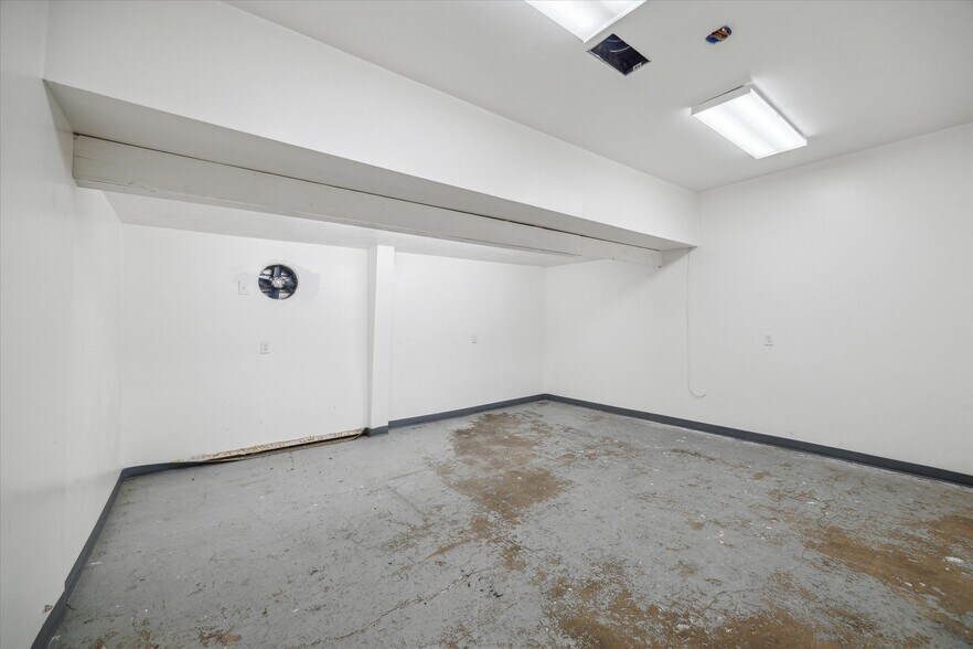 More Photos Of 6823 Northampton Way, Houston Warehouse For Lease