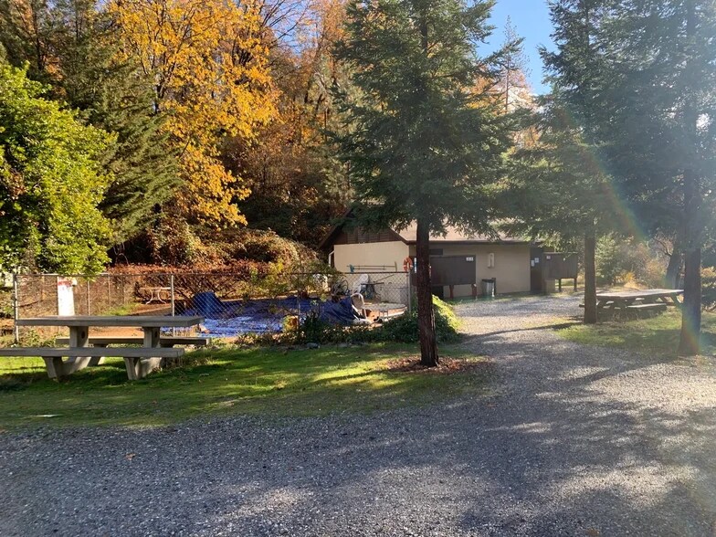 More Photos Of 19765 Gregory Creek Rd, Lakehead Trailer Camper Park For Sale