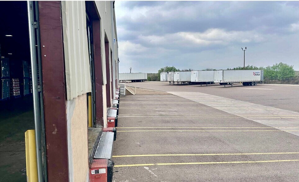 More Photos Of 1629 World Trade Center Loop, Laredo Distribution For Lease